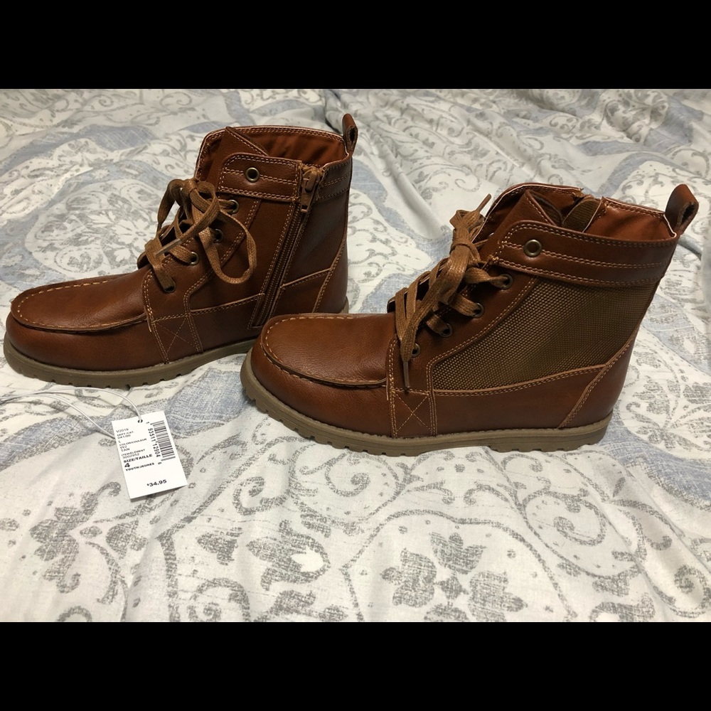 Children's place boys boot size 4